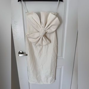 White dress, perfect for bridal shower